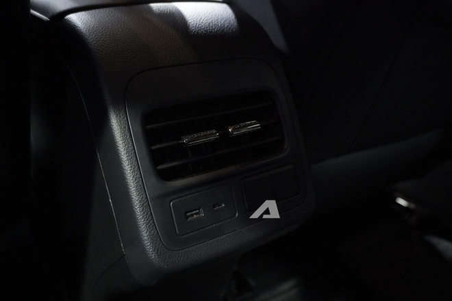 Omoda C5 SHS ra mắt Việt Nam: Gi&aacute; khởi điểm 599 triệu đồng, trang bị AI, sạc v&agrave; đổ đầy xăng đi hơn 1.000km, phả hơi n&oacute;ng v&agrave;o Toyota Corolla Cross- Ảnh 15.