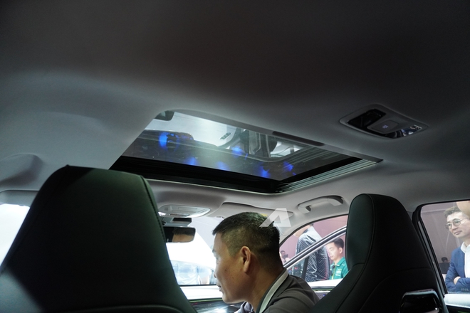 Omoda C5 SHS ra mắt Việt Nam: Gi&aacute; khởi điểm 599 triệu đồng, trang bị AI, sạc v&agrave; đổ đầy xăng đi hơn 1.000km, phả hơi n&oacute;ng v&agrave;o Toyota Corolla Cross- Ảnh 16.