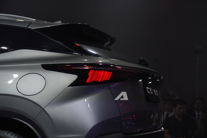 Omoda C5 SHS ra mắt Việt Nam: Gi&aacute; khởi điểm 599 triệu đồng, trang bị AI, sạc v&agrave; đổ đầy xăng đi hơn 1.000km, phả hơi n&oacute;ng v&agrave;o Toyota Corolla Cross- Ảnh 10.