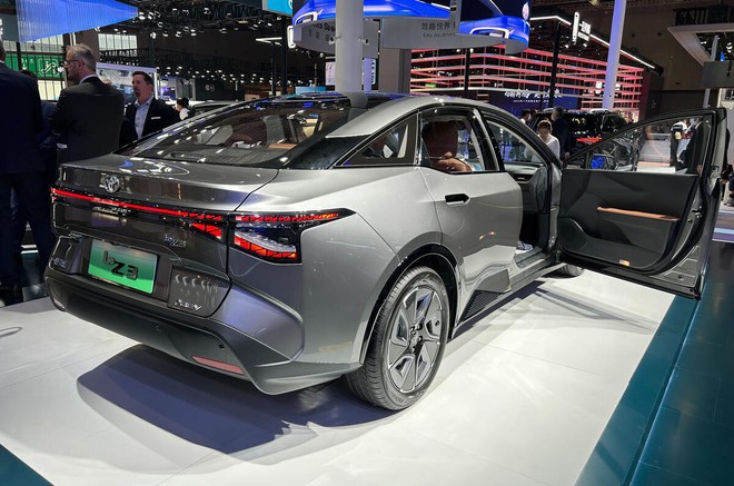 Sedan, SUV điện rẻ nhất của Toyota nay c&agrave;ng rẻ hơn: Gi&aacute; quy đổi từ 358 triệu đồng, đắt kh&aacute;ch kỷ lục ở thị trường s&aacute;t Việt Nam- Ảnh 8.