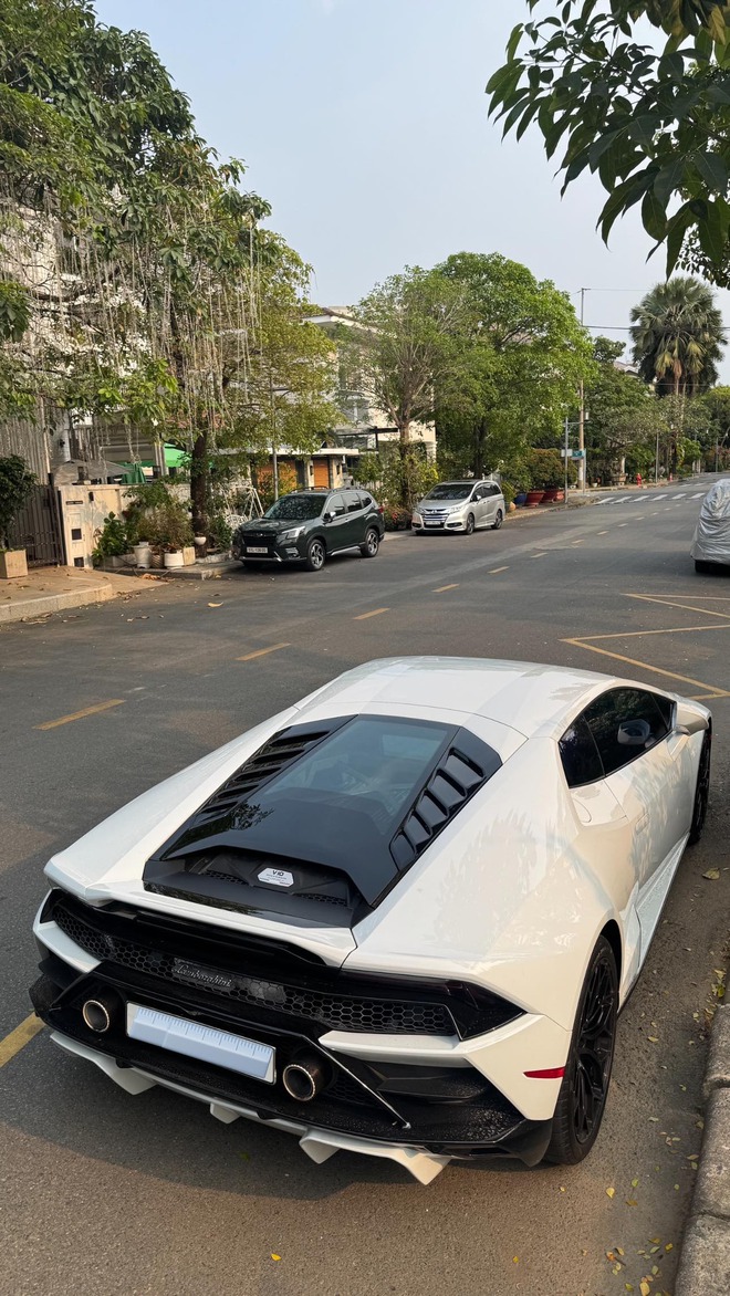 Lamborghini Huracan Evo RWD độc nhất Việt Nam b&aacute;n lại: Gi&aacute; 16,8 tỷ đồng, mỗi năm chạy chưa đến 2.000km, cho &lsquo;d&acirc;n chơi&rsquo; th&iacute;ch drift- Ảnh 3.