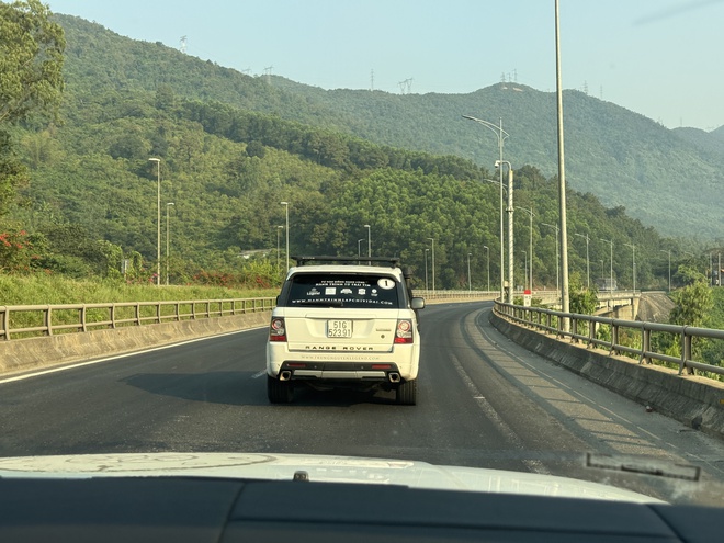 Đoàn Range Rover vượt hơn 800km trong ngày, tới Hà Nội nhập đoàn cùng những chiếc Rolls-Royce, Ferrari của ông Đặng Lê Nguyên Vũ- Ảnh 2. Đoàn Range Rover vượt hơn 800km trong ngày, tới Hà Nội nhập đoàn cùng những chiếc Rolls-Royce, Ferrari của ông Đặng Lê Nguyên Vũ- Ảnh 2.