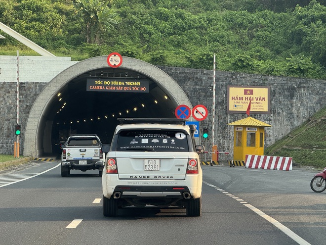 Đoàn Range Rover vượt hơn 800km trong ngày, tới Hà Nội nhập đoàn cùng những chiếc Rolls-Royce, Ferrari của ông Đặng Lê Nguyên Vũ- Ảnh 1. Đoàn Range Rover vượt hơn 800km trong ngày, tới Hà Nội nhập đoàn cùng những chiếc Rolls-Royce, Ferrari của ông Đặng Lê Nguyên Vũ- Ảnh 1.