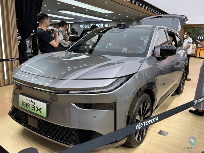 Sedan, SUV điện rẻ nhất của Toyota nay c&agrave;ng rẻ hơn: Gi&aacute; quy đổi từ 358 triệu đồng, đắt kh&aacute;ch kỷ lục ở thị trường s&aacute;t Việt Nam- Ảnh 3.