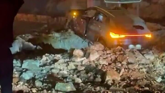 BYD Atto 3 chỉ bung t&uacute;i kh&iacute;, hư hỏng b&ecirc;n ngo&agrave;i sau khi 'd&iacute;nh' rocket tại Isarel: 5 người tr&ecirc;n xe sống s&oacute;t, pin kh&ocirc;ng ch&aacute;y- Ảnh 3.