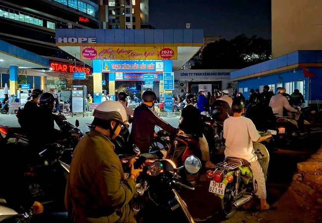 Đứng xếp h&agrave;ng d&agrave;i 30 ph&uacute;t chỉ để mua xăng trước khi tăng gi&aacute;, đ&acirc;y l&agrave; số tiền chủ xe c&oacute; thể tiết kiệm được mỗi lần đổ- Ảnh 2.