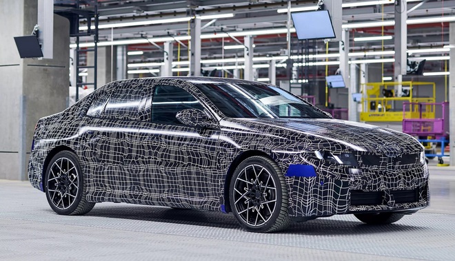 BMW 3 Series 2026 chốt ra mắt ngay th&aacute;ng n&agrave;y: Thiết kế mới ho&agrave;n to&agrave;n, bản điện c&oacute; thể chạy hơn 800km/sạc, th&aacute;ch thức C-Class- Ảnh 3.