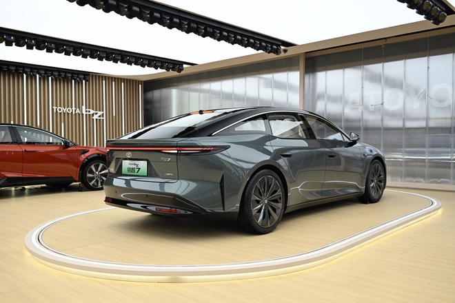 Toyota bZ7 gi&aacute; quy đổi từ hơn 680 triệu đồng ở s&aacute;t Việt Nam: Lớn hơn Camry, chạy hơn 700km/sạc, t&iacute;ch hợp loạt c&ocirc;ng nghệ hiện đại từ Trung Quốc- Ảnh 3.