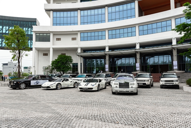 Sinh vi&ecirc;n tại H&agrave; Nội trầm trồ trước d&agrave;n Ferrari, Rolls-Royce v&agrave; Range Rover của &ocirc;ng Đặng L&ecirc; Nguy&ecirc;n Vũ- Ảnh 2.