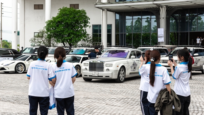Sinh vi&ecirc;n tại H&agrave; Nội trầm trồ trước d&agrave;n Ferrari, Rolls-Royce v&agrave; Range Rover của &ocirc;ng Đặng L&ecirc; Nguy&ecirc;n Vũ- Ảnh 3.