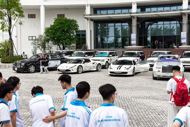 Sinh vi&ecirc;n tại H&agrave; Nội trầm trồ trước d&agrave;n Ferrari, Rolls-Royce v&agrave; Range Rover của &ocirc;ng Đặng L&ecirc; Nguy&ecirc;n Vũ- Ảnh 4.