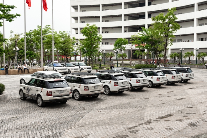 Sinh vi&ecirc;n tại H&agrave; Nội trầm trồ trước d&agrave;n Ferrari, Rolls-Royce v&agrave; Range Rover của &ocirc;ng Đặng L&ecirc; Nguy&ecirc;n Vũ- Ảnh 1.