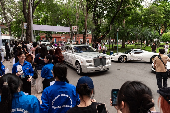 Sinh vi&ecirc;n tại H&agrave; Nội trầm trồ trước d&agrave;n Ferrari, Rolls-Royce v&agrave; Range Rover của &ocirc;ng Đặng L&ecirc; Nguy&ecirc;n Vũ- Ảnh 6.