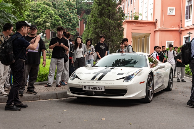 Sinh vi&ecirc;n tại H&agrave; Nội trầm trồ trước d&agrave;n Ferrari, Rolls-Royce v&agrave; Range Rover của &ocirc;ng Đặng L&ecirc; Nguy&ecirc;n Vũ- Ảnh 5.