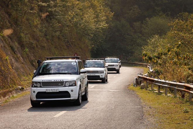 Video 10 ph&uacute;t t&oacute;m gọn gần 3.000km d&agrave;n Range Rover tới T&acirc;y Bắc: Nhiều cung đường khắc nghiệt thử th&aacute;ch sự bền bỉ của cả đo&agrave;n người v&agrave; xe- Ảnh 1.
