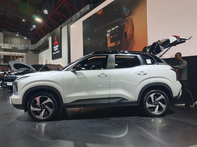 Rộ tin Mitsubishi Xforce sắp n&acirc;ng cấp tại Việt Nam: Ngoại thất c&oacute; thể tinh chỉnh, nếu th&ecirc;m hybrid, cần số điện tử, camera 360 sẽ l&agrave;m kh&oacute; Yaris Cross- Ảnh 3.