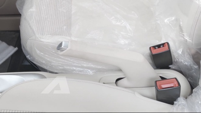 Xem thực tế Wuling Macaron 2026 vừa về đại l&yacute;: 2 m&agrave;n h&igrave;nh, phanh điện tử, ngồi được 4 người lớn- Ảnh 16.