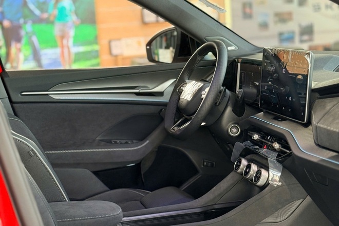 Skoda Kodiaq 2026 về đại l&yacute; tại Việt Nam: Gi&aacute; từ 1,628 tỷ đồng cao hơn Palisade bản đắt nhất, th&ecirc;m nhiều 'đồ chơi' b&ecirc;n trong, nay đ&atilde; 'full' ADAS- Ảnh 7.