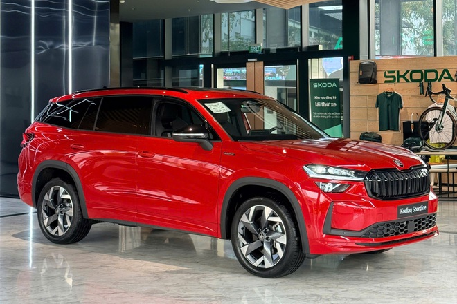 Skoda Kodiaq 2026 về đại l&yacute; tại Việt Nam: Gi&aacute; từ 1,628 tỷ đồng cao hơn Palisade bản đắt nhất, th&ecirc;m nhiều 'đồ chơi' b&ecirc;n trong, nay đ&atilde; 'full' ADAS- Ảnh 4.