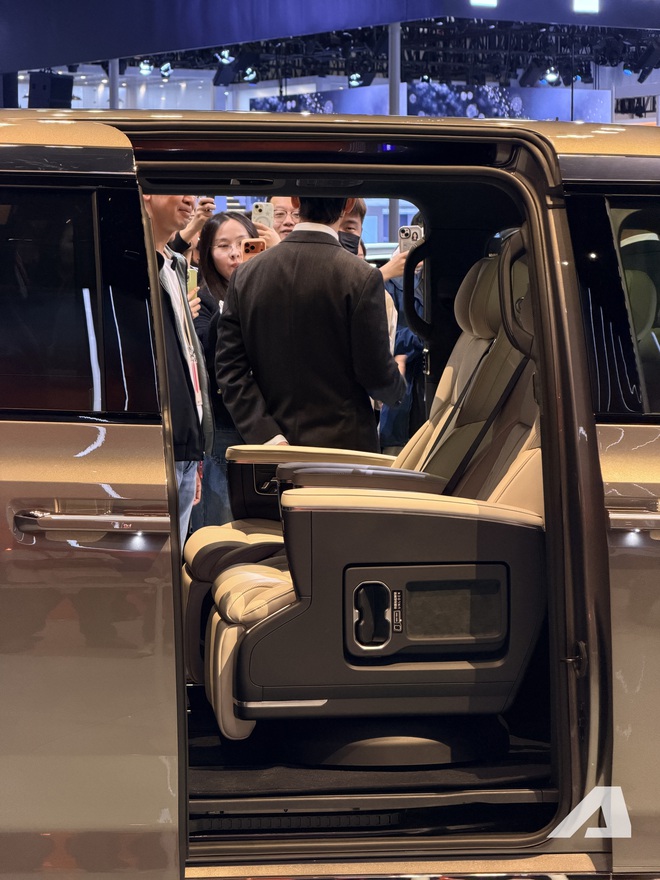 Xem thực tế Zeekr 009 2026 sắp về Việt Nam: MPV 7 chỗ c&oacute; nội thất sang xịn, loa như Bentley, mạnh cỡ si&ecirc;u xe, sạc 10 ph&uacute;t chạy 510km- Ảnh 8.