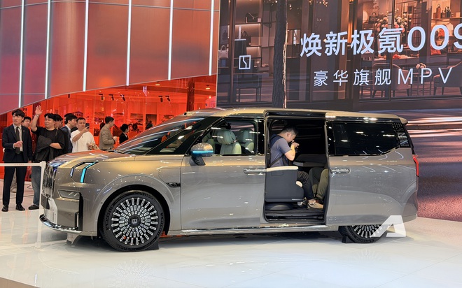 Xem thực tế Zeekr 009 2026 sắp về Việt Nam: MPV 7 chỗ c&oacute; nội thất sang xịn, loa như Bentley, mạnh cỡ si&ecirc;u xe, sạc 10 ph&uacute;t chạy 510km- Ảnh 2.