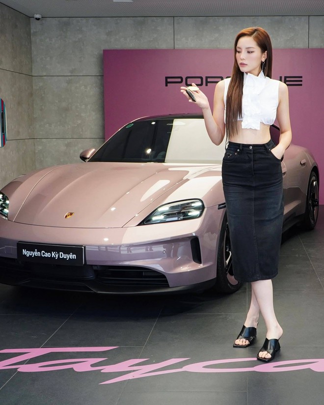 B&aacute;n Range Rover Velar, Hoa hậu Nguyễn Cao Kỳ Duy&ecirc;n chuyển sang &lsquo;chơi&rsquo; Porsche Taycan: M&agrave;u nữ t&iacute;nh nhưng đi k&egrave;m g&oacute;i thể thao- Ảnh 1.