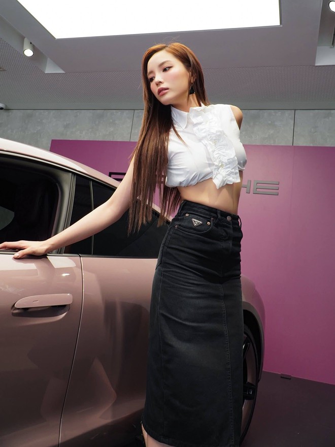 B&aacute;n Range Rover Velar, Hoa hậu Nguyễn Cao Kỳ Duy&ecirc;n chuyển sang &lsquo;chơi&rsquo; Porsche Taycan: M&agrave;u nữ t&iacute;nh nhưng đi k&egrave;m g&oacute;i thể thao- Ảnh 2.