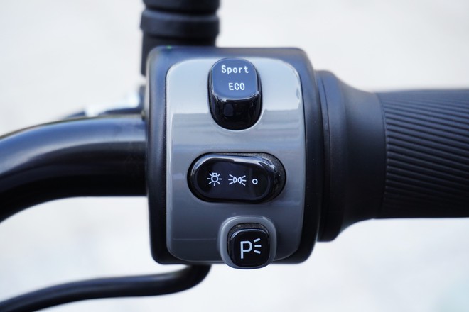 Cận cảnh VinFast Amio: Xe m&aacute;y điện rẻ nhất của VinFast, hết điện cũng kh&ocirc;ng lo đẩy bộ v&igrave; c&oacute; trang bị &lsquo;đặc biệt&rsquo;- Ảnh 7.