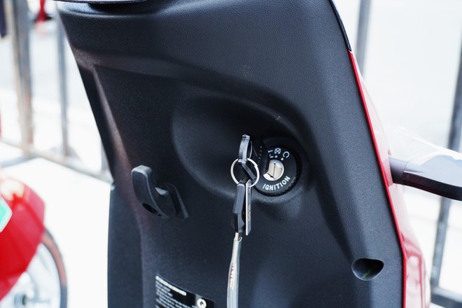 Cận cảnh VinFast Amio: Xe m&aacute;y điện rẻ nhất của VinFast, hết điện cũng kh&ocirc;ng lo đẩy bộ v&igrave; c&oacute; trang bị &lsquo;đặc biệt&rsquo;- Ảnh 9.