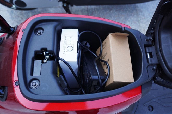 Cận cảnh VinFast Amio: Xe m&aacute;y điện rẻ nhất của VinFast, hết điện cũng kh&ocirc;ng lo đẩy bộ v&igrave; c&oacute; trang bị &lsquo;đặc biệt&rsquo;- Ảnh 12.