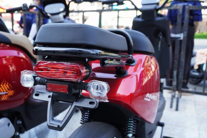 Cận cảnh VinFast Amio: Xe m&aacute;y điện rẻ nhất của VinFast, hết điện cũng kh&ocirc;ng lo đẩy bộ v&igrave; c&oacute; trang bị &lsquo;đặc biệt&rsquo;- Ảnh 13.