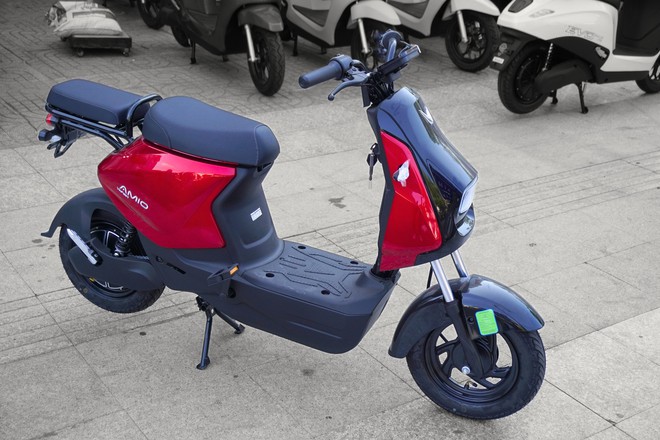 Cận cảnh VinFast Amio: Xe m&aacute;y điện rẻ nhất của VinFast, hết điện cũng kh&ocirc;ng lo đẩy bộ v&igrave; c&oacute; trang bị &lsquo;đặc biệt&rsquo;- Ảnh 4.