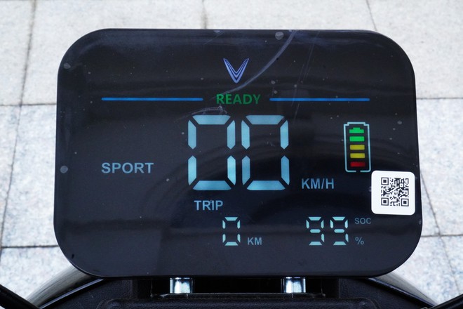 Cận cảnh VinFast Amio: Xe m&aacute;y điện rẻ nhất của VinFast, hết điện cũng kh&ocirc;ng lo đẩy bộ v&igrave; c&oacute; trang bị &lsquo;đặc biệt&rsquo;- Ảnh 8.