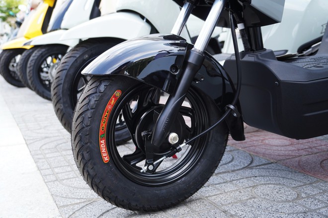 Cận cảnh VinFast Amio: Xe m&aacute;y điện rẻ nhất của VinFast, hết điện cũng kh&ocirc;ng lo đẩy bộ v&igrave; c&oacute; trang bị &lsquo;đặc biệt&rsquo;- Ảnh 5.