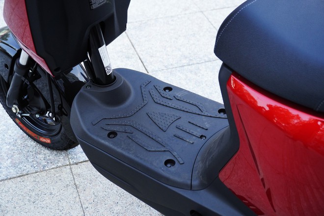 Cận cảnh VinFast Amio: Xe m&aacute;y điện rẻ nhất của VinFast, hết điện cũng kh&ocirc;ng lo đẩy bộ v&igrave; c&oacute; trang bị &lsquo;đặc biệt&rsquo;- Ảnh 10.