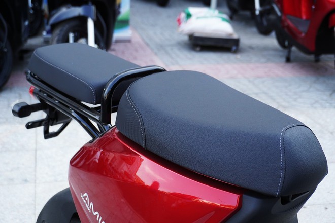 Cận cảnh VinFast Amio: Xe m&aacute;y điện rẻ nhất của VinFast, hết điện cũng kh&ocirc;ng lo đẩy bộ v&igrave; c&oacute; trang bị &lsquo;đặc biệt&rsquo;- Ảnh 11.