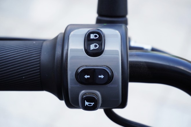 Cận cảnh VinFast Amio: Xe m&aacute;y điện rẻ nhất của VinFast, hết điện cũng kh&ocirc;ng lo đẩy bộ v&igrave; c&oacute; trang bị &lsquo;đặc biệt&rsquo;- Ảnh 6.