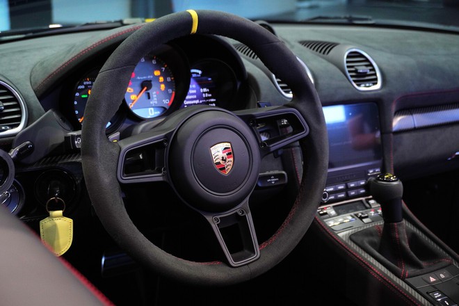 T&ocirc;i sờ tận tay Porsche 718 Spyder RS độc nhất Việt Nam: Phanh gốm hơn 500 triệu, tổng tiền 'option' dư mua 1 chiếc Mercedes GLC- Ảnh 17.