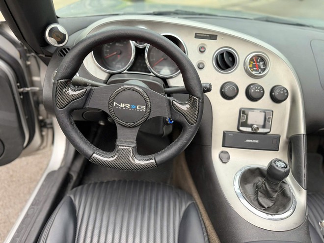 Cận cảnh chiếc Pontiac Solstice độc nhất Việt Nam: Xe mui trần như BMW Z4, hộp số s&agrave;n 5 cấp, chưa kịp nổi tiếng đ&atilde; bị khai tử- Ảnh 9.