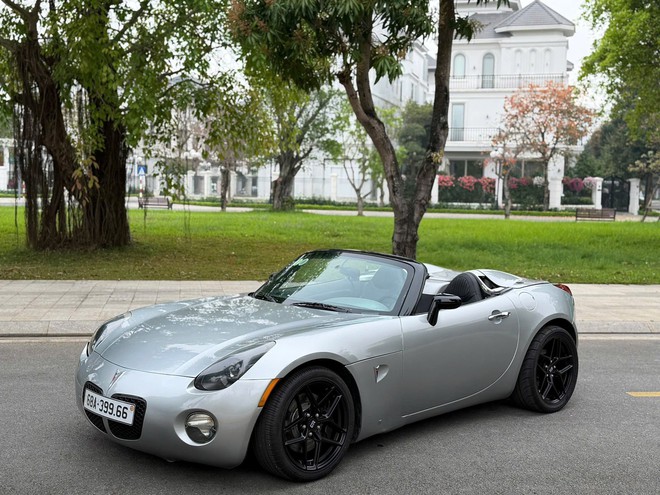 Cận cảnh chiếc Pontiac Solstice độc nhất Việt Nam: Xe mui trần như BMW Z4, hộp số s&agrave;n 5 cấp, chưa kịp nổi tiếng đ&atilde; bị khai tử- Ảnh 2.