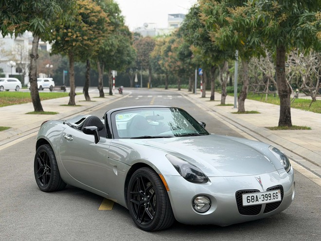 Cận cảnh chiếc Pontiac Solstice độc nhất Việt Nam: Xe mui trần như BMW Z4, hộp số s&agrave;n 5 cấp, chưa kịp nổi tiếng đ&atilde; bị khai tử- Ảnh 1.
