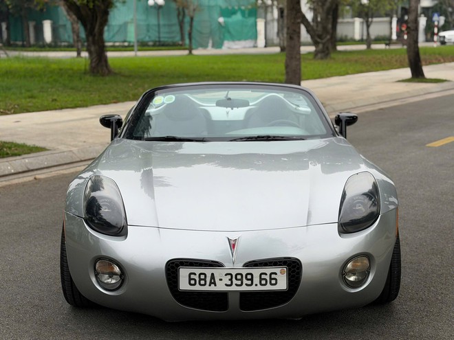 Cận cảnh chiếc Pontiac Solstice độc nhất Việt Nam: Xe mui trần như BMW Z4, hộp số s&agrave;n 5 cấp, chưa kịp nổi tiếng đ&atilde; bị khai tử- Ảnh 5.