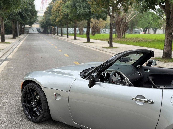 Cận cảnh chiếc Pontiac Solstice độc nhất Việt Nam: Xe mui trần như BMW Z4, hộp số s&agrave;n 5 cấp, chưa kịp nổi tiếng đ&atilde; bị khai tử- Ảnh 7.