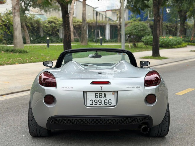 Cận cảnh chiếc Pontiac Solstice độc nhất Việt Nam: Xe mui trần như BMW Z4, hộp số s&agrave;n 5 cấp, chưa kịp nổi tiếng đ&atilde; bị khai tử- Ảnh 6.