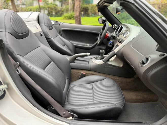 Cận cảnh chiếc Pontiac Solstice độc nhất Việt Nam: Xe mui trần như BMW Z4, hộp số s&agrave;n 5 cấp, chưa kịp nổi tiếng đ&atilde; bị khai tử- Ảnh 10.
