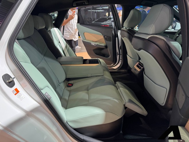 Xem trước Lexus ES 500e sắp ra mắt Việt Nam: Sedan thuần điện đi hơn 600 km/sạc, trang bị h&agrave;ng ghế sau dễ ghi điểm đại gia Việt- Ảnh 4.