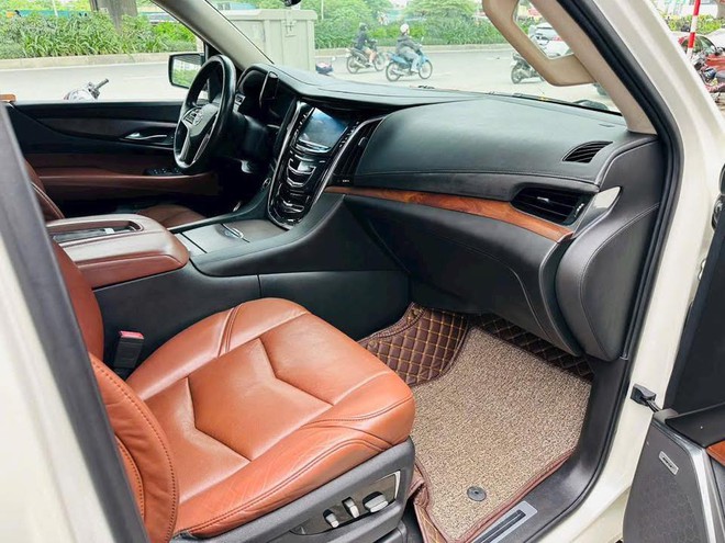 Chiếc Cadillac n&agrave;y b&aacute;n lại chưa đến 2 tỷ đồng: Lớn hơn cả Everest, ph&ugrave; hợp cho gia đ&igrave;nh cần cốp rộng m&agrave; vẫn đủ 6 chỗ, nhưng c&oacute; điểm cần đ&aacute;nh đổi- Ảnh 6.