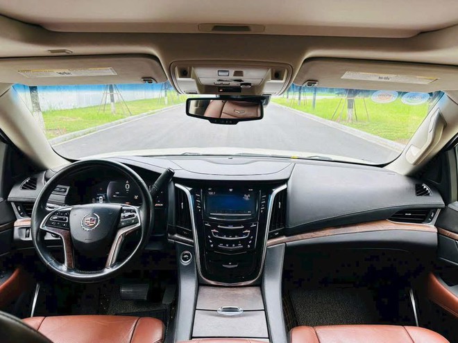 Chiếc Cadillac n&agrave;y b&aacute;n lại chưa đến 2 tỷ đồng: Lớn hơn cả Everest, ph&ugrave; hợp cho gia đ&igrave;nh cần cốp rộng m&agrave; vẫn đủ 6 chỗ, nhưng c&oacute; điểm cần đ&aacute;nh đổi- Ảnh 5.