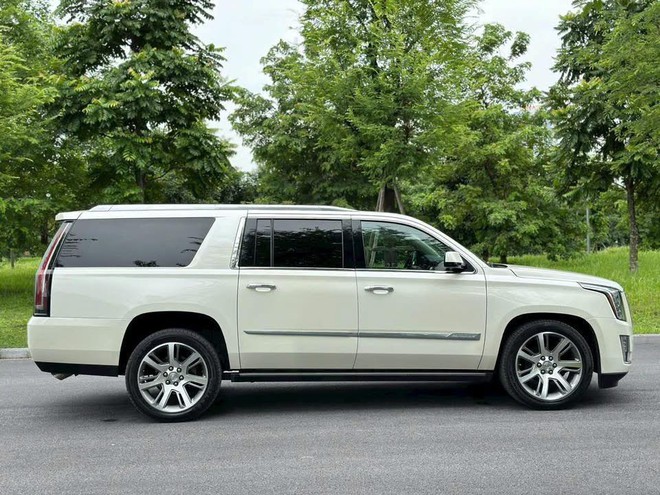 Chiếc Cadillac n&agrave;y b&aacute;n lại chưa đến 2 tỷ đồng: Lớn hơn cả Everest, ph&ugrave; hợp cho gia đ&igrave;nh cần cốp rộng m&agrave; vẫn đủ 6 chỗ, nhưng c&oacute; điểm cần đ&aacute;nh đổi- Ảnh 4.