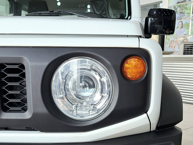 Suzuki Jimny giảm gi&aacute; kỷ lục 140 triệu tại đại l&yacute;: Gi&aacute; thực tế c&ograve;n 649 triệu đồng, dễ tiếp cận hơn cho c&aacute;c d&acirc;n chơi Việt th&iacute;ch off-road- Ảnh 4.